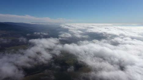 Luftaufnahme-Der-Berge-über-Den-Wolken-Frankreich-Massiv-Zentralauvergne-Sonniger-Tag